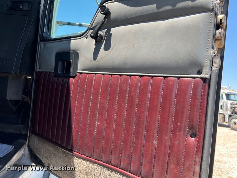 image for item DJ7653 1998 Kenworth T800  semi truck