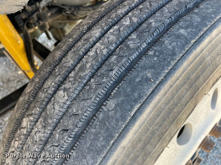 image for item DJ7653 1998 Kenworth T800  semi truck