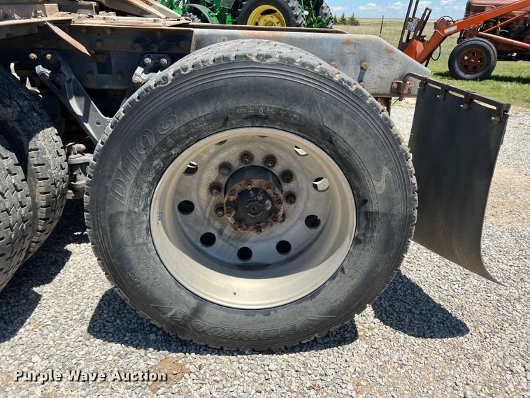 image for item DJ7653 1998 Kenworth T800  semi truck