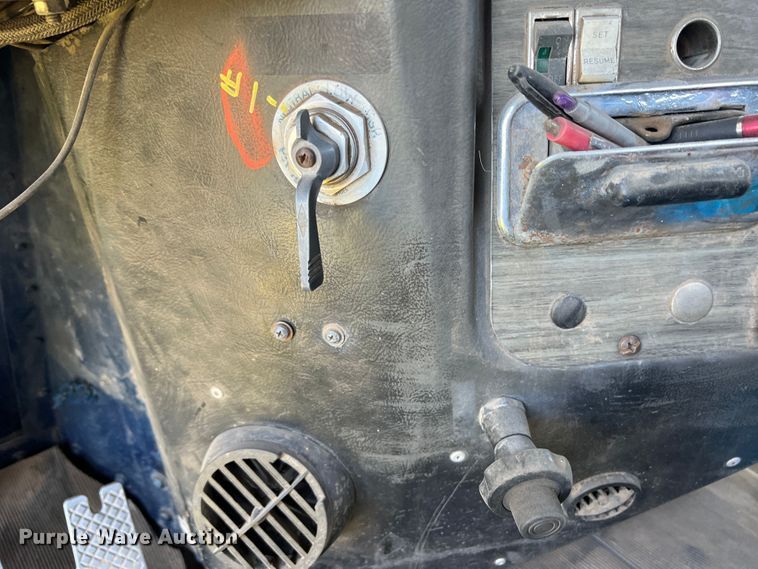 image for item DJ7658 1981 Freightliner FLC-12064-T  winch truck