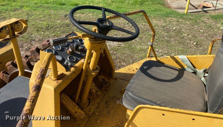 image for item DM4167 1973 Caterpillar 815  soil compactor