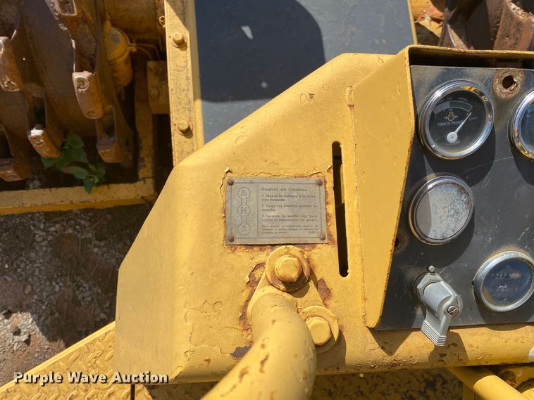 image for item DM4167 1973 Caterpillar 815  soil compactor