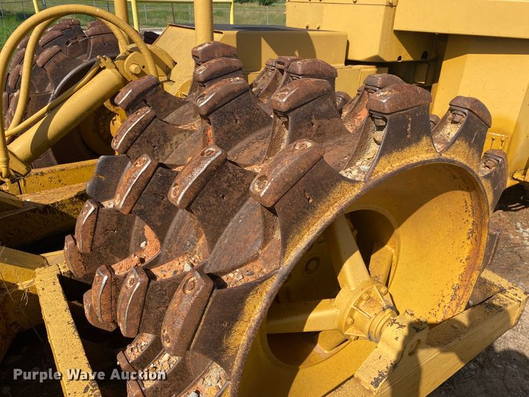 image for item DM4167 1973 Caterpillar 815  soil compactor