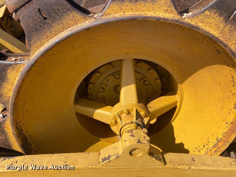 image for item DM4167 1973 Caterpillar 815  soil compactor