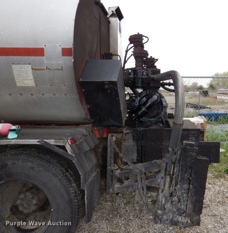 image for item DN7371 1999 Freightliner FL70  tank truck