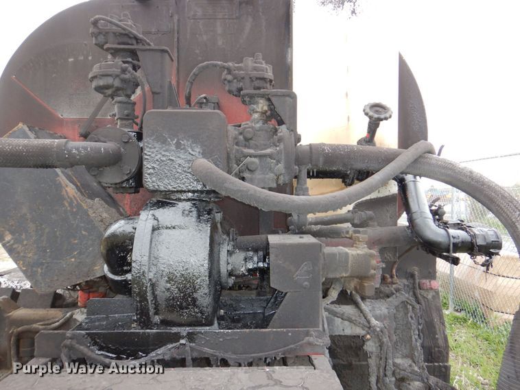 image for item DN7371 1999 Freightliner FL70  tank truck