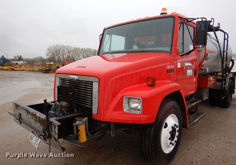 image for item DN7371 1999 Freightliner FL70  tank truck