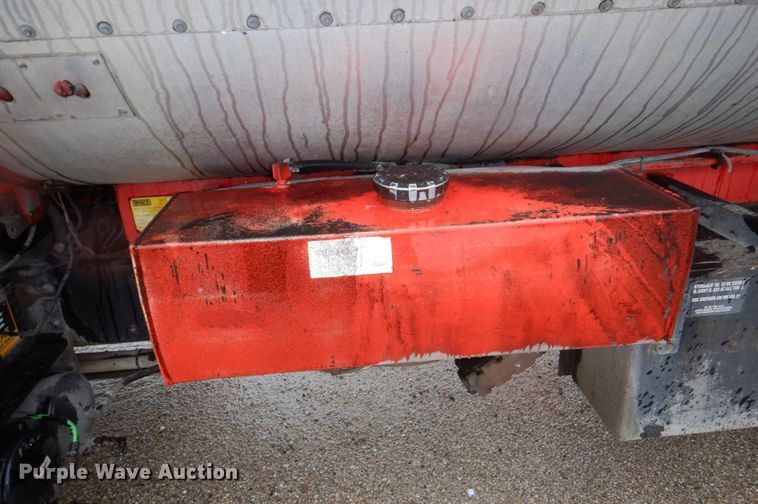 image for item DN7371 1999 Freightliner FL70  tank truck