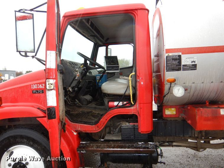 image for item DN7371 1999 Freightliner FL70  tank truck