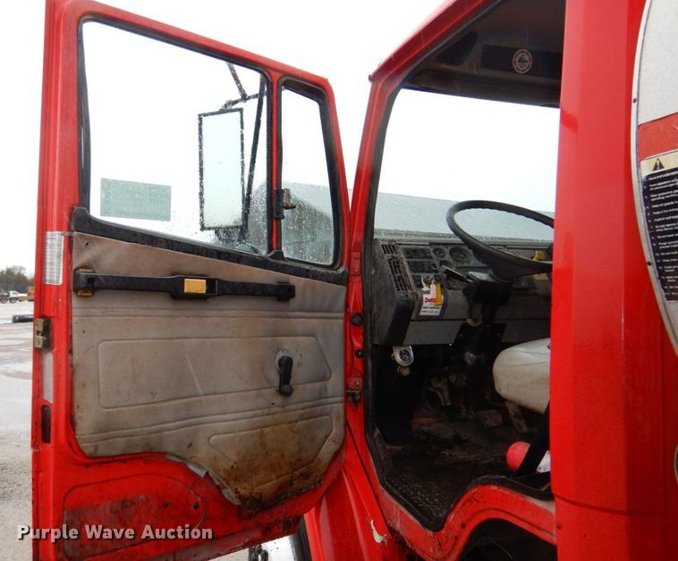 image for item DN7371 1999 Freightliner FL70  tank truck