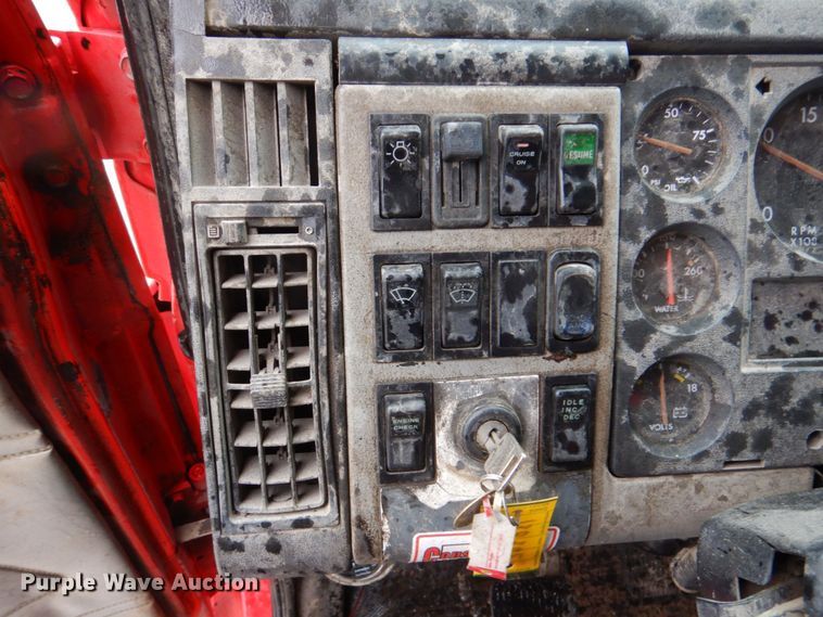 image for item DN7371 1999 Freightliner FL70  tank truck