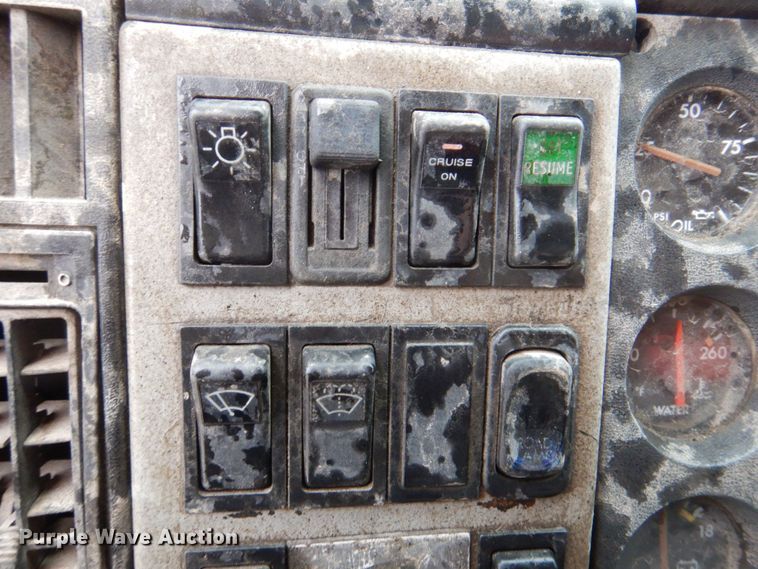 image for item DN7371 1999 Freightliner FL70  tank truck