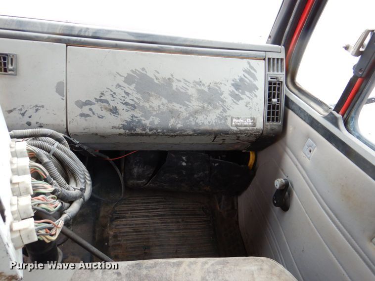 image for item DN7371 1999 Freightliner FL70  tank truck