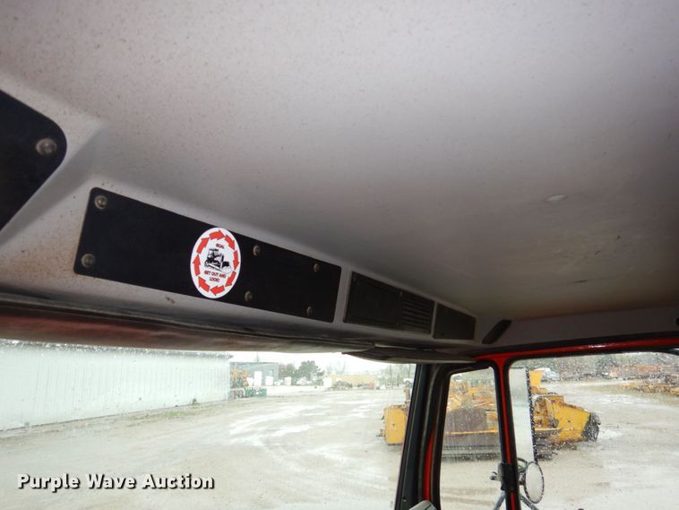 image for item DN7371 1999 Freightliner FL70  tank truck