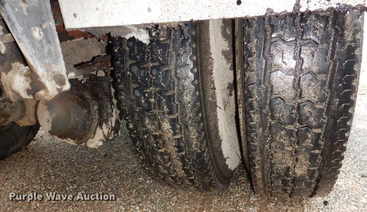 image for item DN7371 1999 Freightliner FL70  tank truck