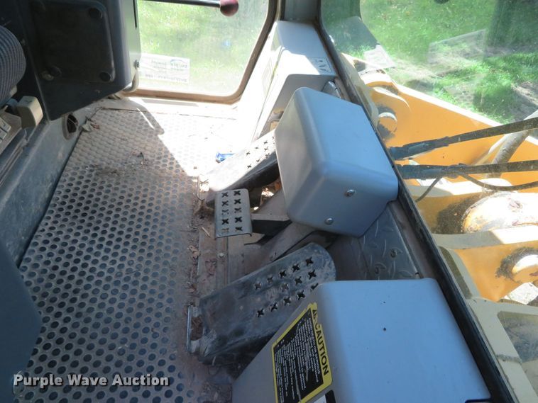 image for item DN7990 2004 John Deere 655C  track loader