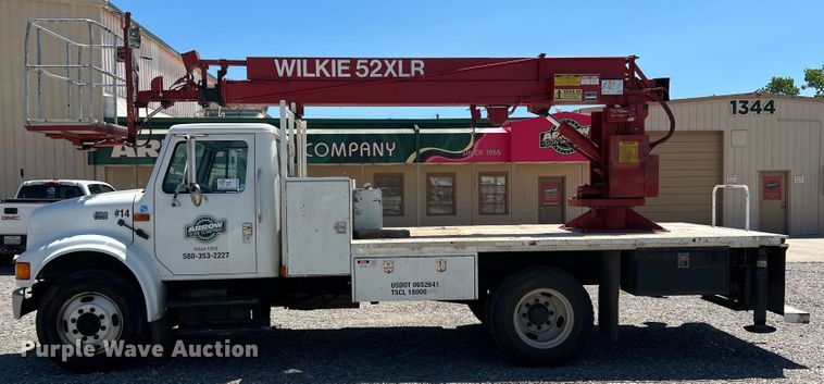 image for item DR1560 2002 International 4700  sign truck