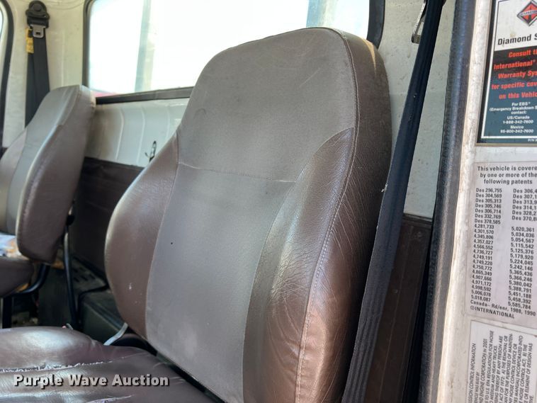 image for item DR1560 2002 International 4700  sign truck