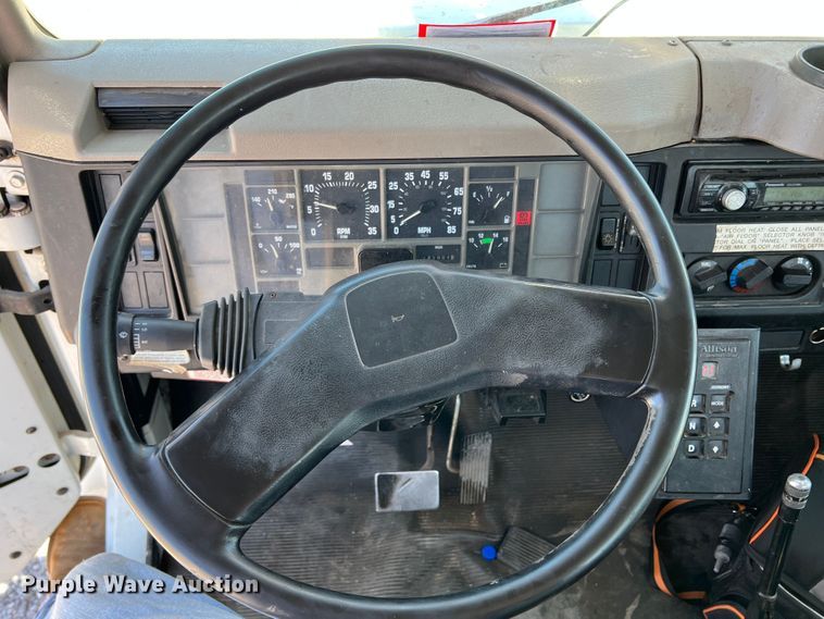 image for item DR1560 2002 International 4700  sign truck