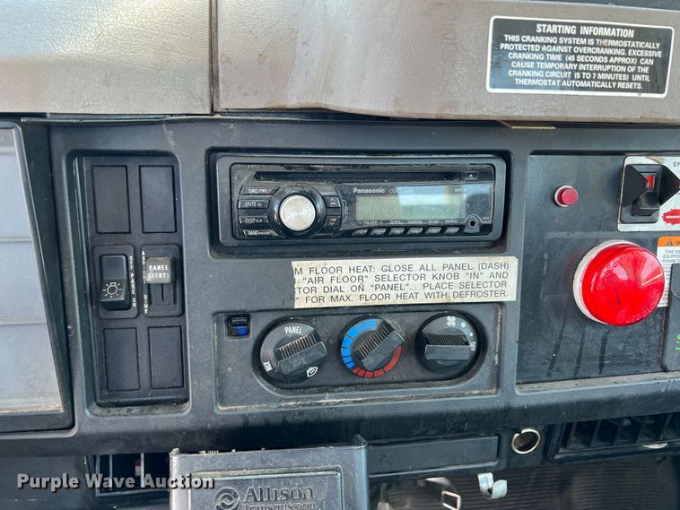 image for item DR1560 2002 International 4700  sign truck