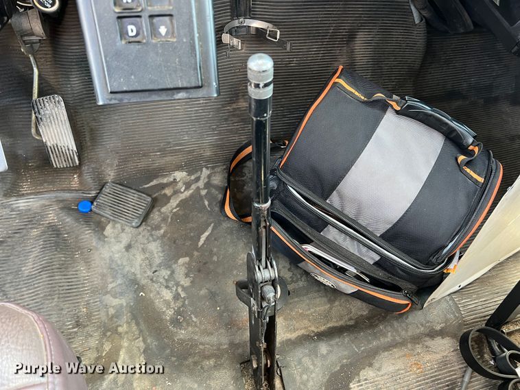 image for item DR1560 2002 International 4700  sign truck