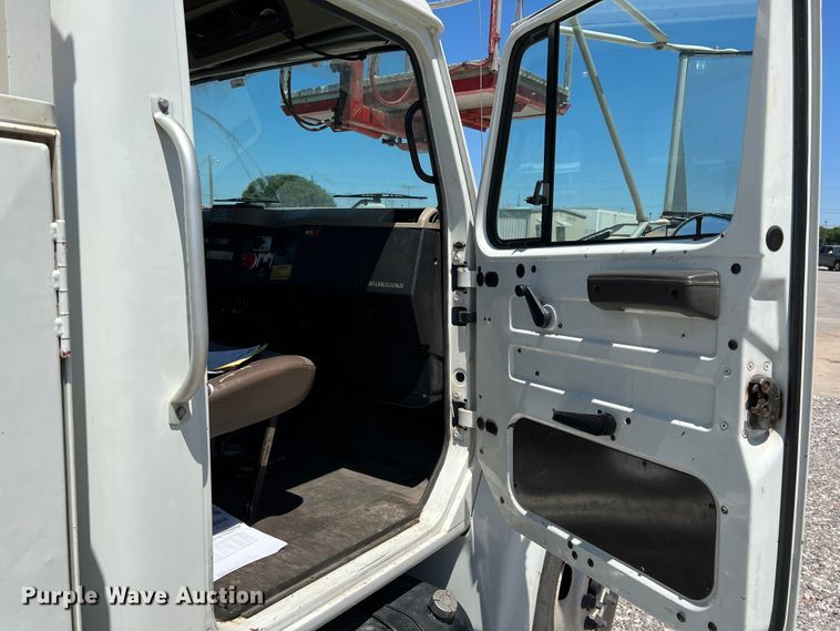 image for item DR1560 2002 International 4700  sign truck