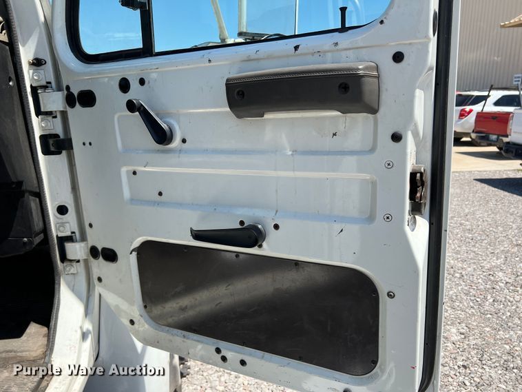 image for item DR1560 2002 International 4700  sign truck