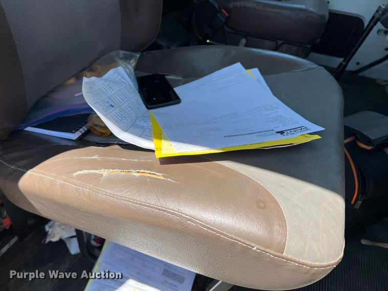 image for item DR1560 2002 International 4700  sign truck