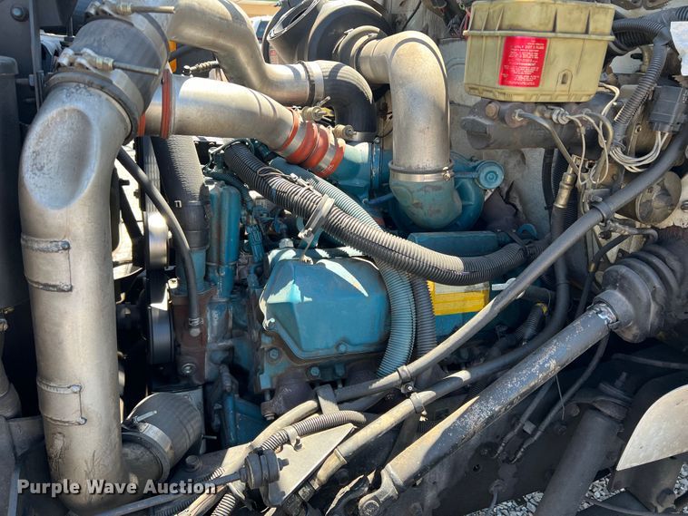 image for item DR1560 2002 International 4700  sign truck