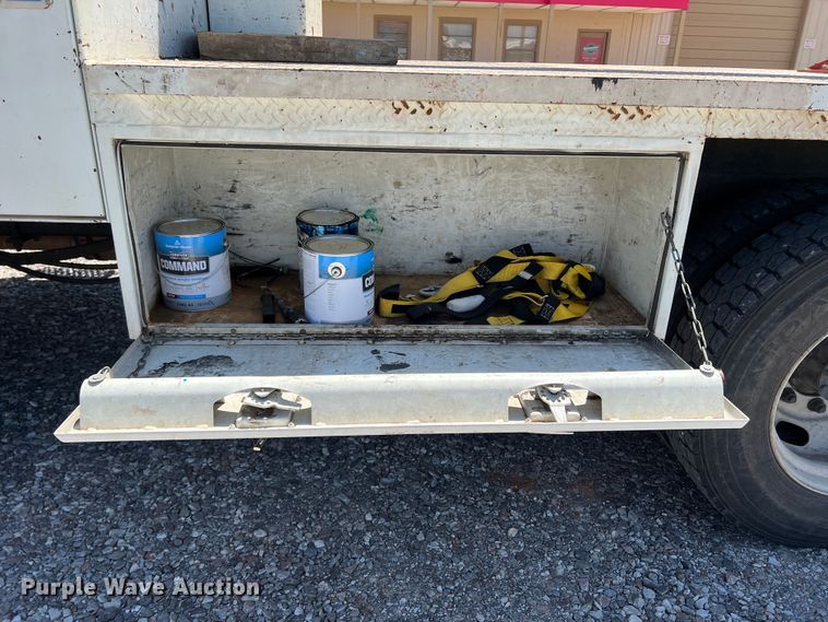 image for item DR1560 2002 International 4700  sign truck