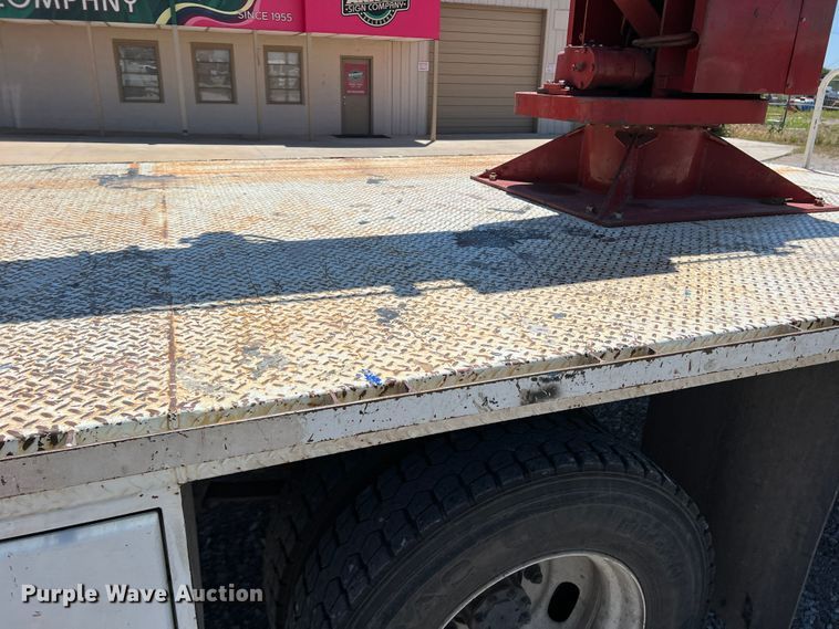 image for item DR1560 2002 International 4700  sign truck