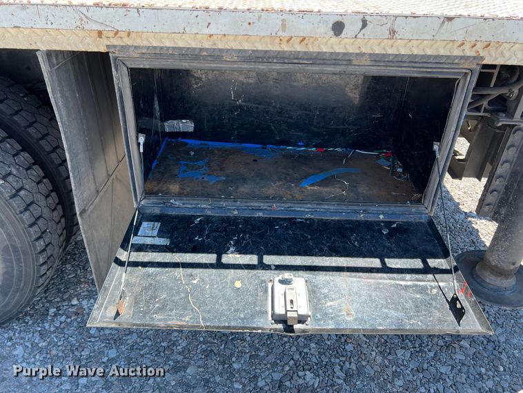 image for item DR1560 2002 International 4700  sign truck