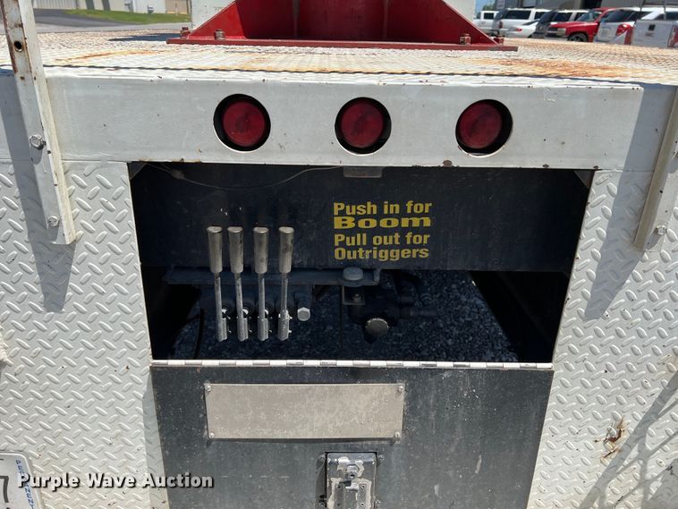 image for item DR1560 2002 International 4700  sign truck