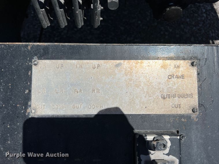 image for item DR1560 2002 International 4700  sign truck