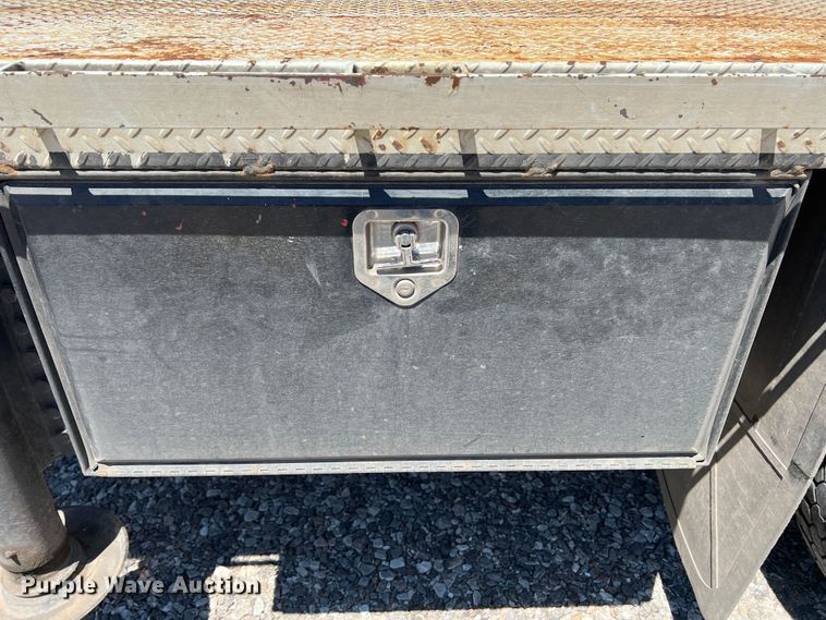 image for item DR1560 2002 International 4700  sign truck