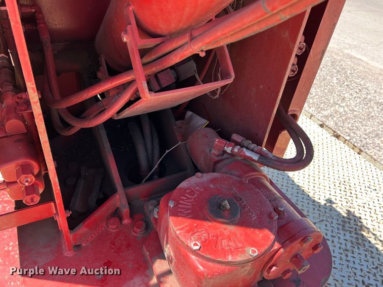 image for item DR1560 2002 International 4700  sign truck