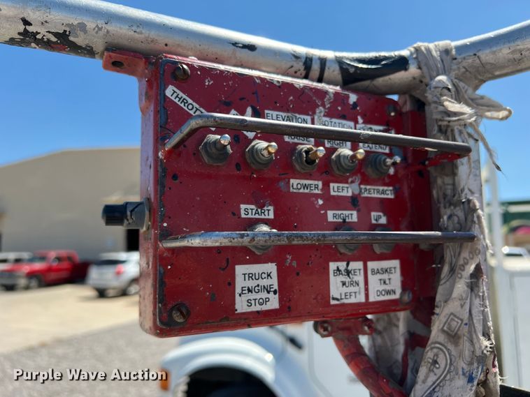 image for item DR1560 2002 International 4700  sign truck