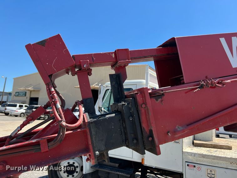 image for item DR1560 2002 International 4700  sign truck