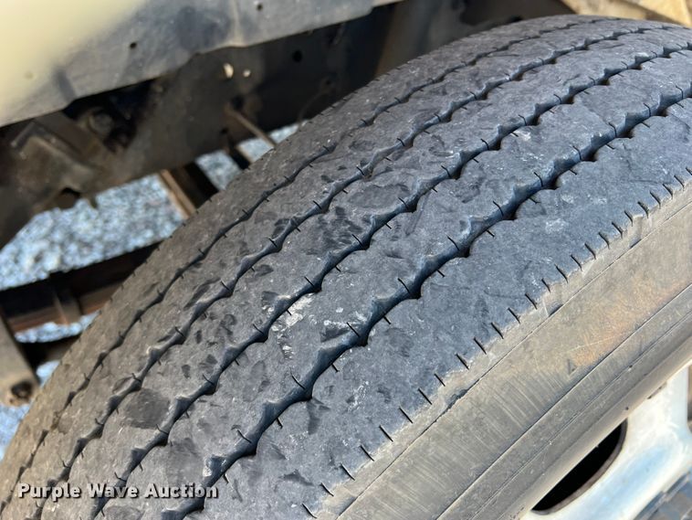 image for item DR1560 2002 International 4700  sign truck