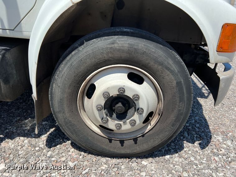 image for item DR1560 2002 International 4700  sign truck