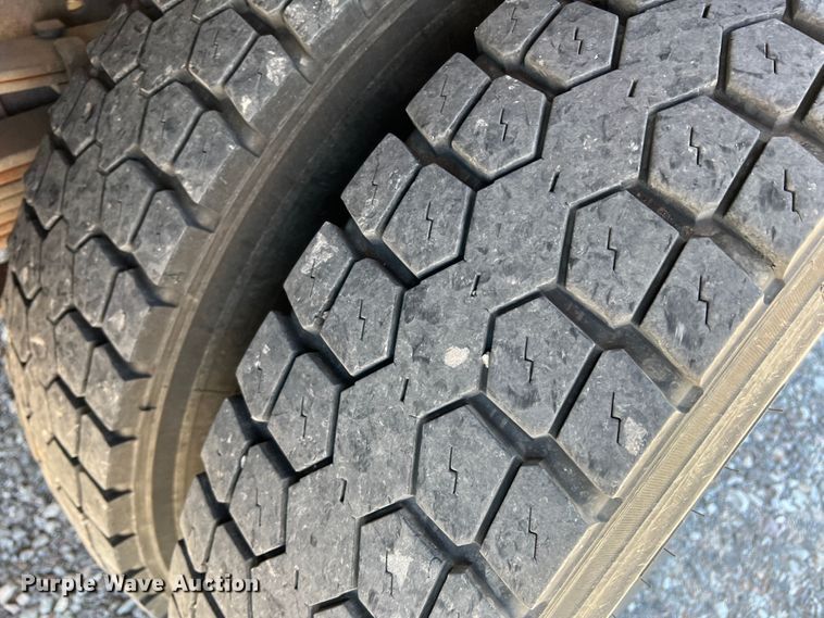 image for item DR1560 2002 International 4700  sign truck