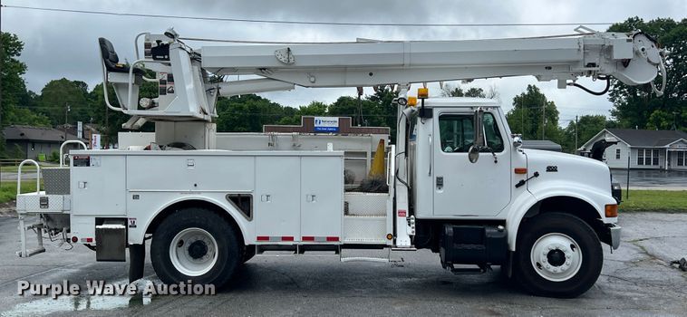 image for item HL9092 2001 International 4900  digger derrick truck