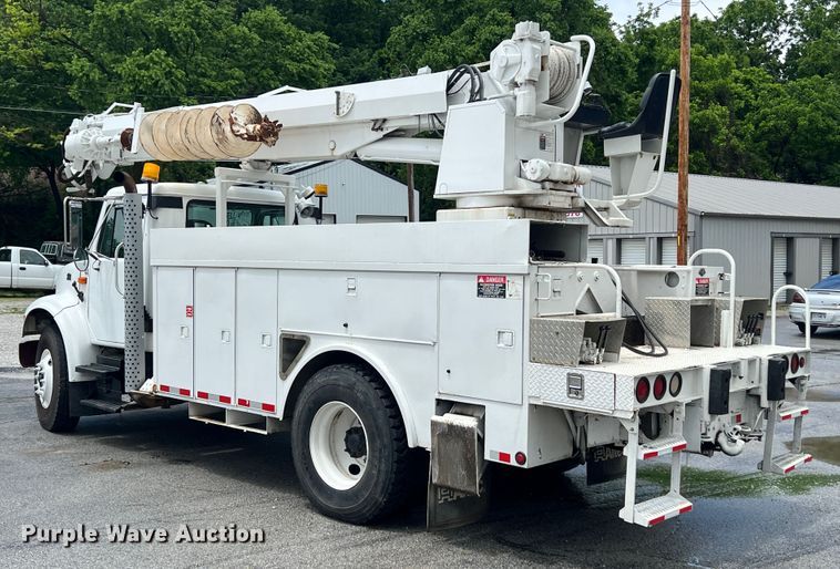 image for item HL9092 2001 International 4900  digger derrick truck