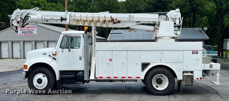 image for item HL9092 2001 International 4900  digger derrick truck