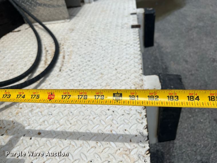 image for item HL9092 2001 International 4900  digger derrick truck