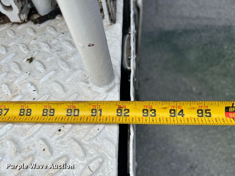 image for item HL9092 2001 International 4900  digger derrick truck