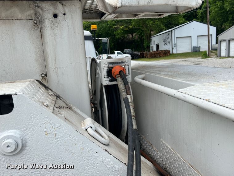 image for item HL9092 2001 International 4900  digger derrick truck