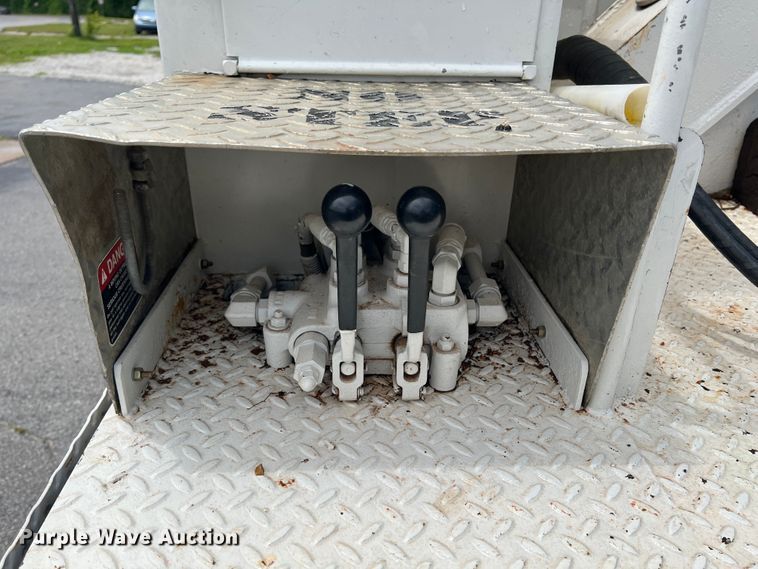 image for item HL9092 2001 International 4900  digger derrick truck