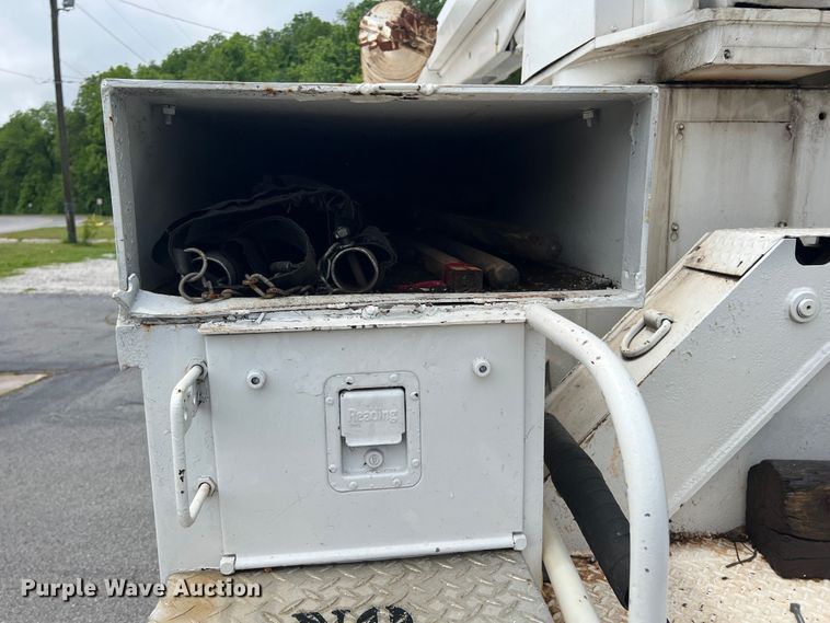 image for item HL9092 2001 International 4900  digger derrick truck