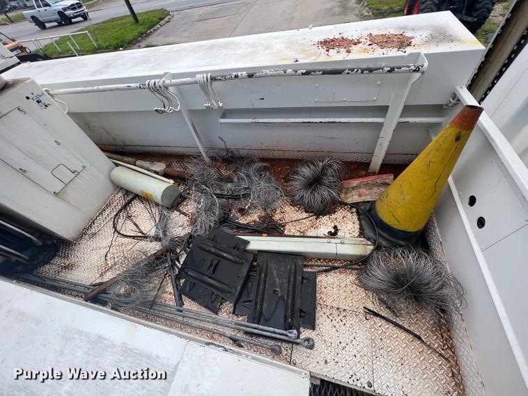 image for item HL9092 2001 International 4900  digger derrick truck